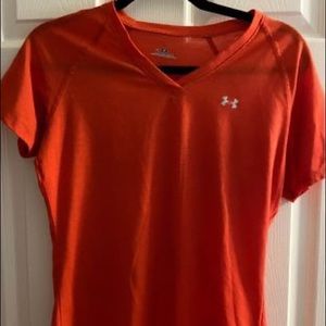 Under Amour women’s heat gear shirt size medium.